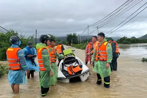 Đang giải cứu nhiều người dân bị cô lập trong nước lũ ở Nha Trang