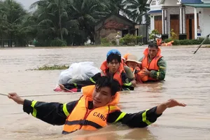 Khánh Hòa: Lũ lên từng giờ, lực lượng cứu hộ đưa hàng trăm người thoát lũ dữ