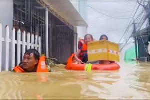 Vùng 4 Hải quân cứu gần 2.000 người trong đợt lụt kỷ lục