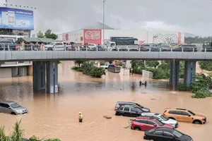 Khánh Hòa tạm cấm đường 23-10 vì cầu vượt Ngọc Hội có nguy cơ quá tải