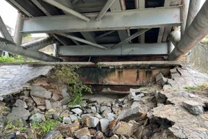 Chân cầu Long Hồ sạt lở nặng, nguy cơ mất an toàn