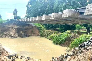 Đường sắt qua Khánh Hòa bị hư hỏng nặng, ngưng toàn bộ các chuyến tàu