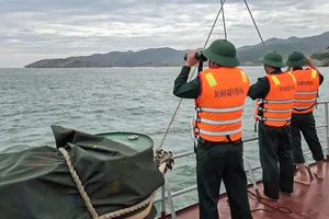 Tàu cá chìm khi vào bờ tránh bão số 15, ba ngư dân mất tích