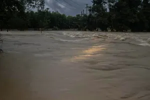 Khánh Hòa mưa cả đêm, nhiều nơi bị chia cắt, nước sông Cái Nha Trang đang lên