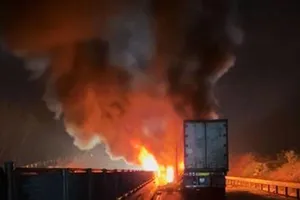 Tai nạn liên hoàn trên cao tốc Nha Trang - Vân Phong, 3 xe cháy rụi