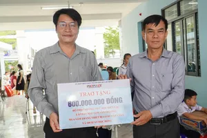 TP.HCM và báo Pháp Luật TP.HCM tiếp sức thầy trò vùng 'rốn lũ' Khánh Hòa 