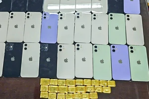 2 nữ hành khách mang 24 thỏi vàng, 32 chiếc iPhone qua sân bay Cam Ranh