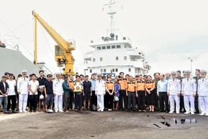 Hải quân đưa 52 ngư dân trên con tàu bị cháy ngoài biển về đến đất liền