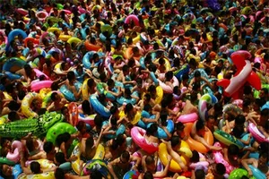 Báo động: Hồ bơi Bắc Kinh thiếu clo, thừa... nước tiểu