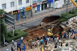 'Hố tử thần' rộng 600 m2 nuốt chửng người đi bộ