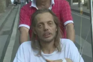 Nhập viện khẩn vì chờ mòn mỏi bạn gái 'ảo' tại sân bay