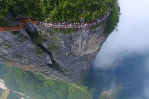 Sởn da gà với đường mòn trong suốt bao quanh núi tại Trung Quốc