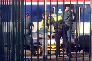 Thò đầu ra cửa sổ tàu, một thanh niên mất mạng