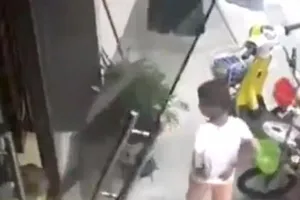 Video: Thót tim khi cửa kính rơi ập vào đầu bé trai