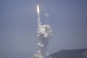 Một cuộc thử nghiệm hệ thống Phòng thủ Tầm trung trên Mặt đất (GMD) được tổ chức bởi Space Wing thứ 30 và Cơ quan Phòng thủ Tên lửa Mỹ tại Vandenberg AFB, California, Mỹ, ngày 22 tháng 6 năm 2014. Ảnh: REUTERS 