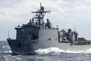 Tàu USS Fort McHenry. Ảnh: US NAVY