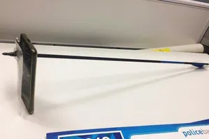 Điện thoại biến thành tấm chắn, cứu chủ thoát nạn