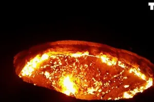 Video cận cảnh ‘cổng địa ngục’ cháy suốt 40 năm