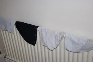 Đấu giá ảnh chụp đồ lót với giá hơn 30 triệu đồng