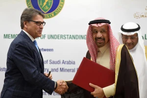 Bộ trưởng Năng lượng Hoa Kỳ Rick Perry (L) và Bộ trưởng Năng lượng Saudi Khaled al-Falih (phải) bắt tay sau lễ ký kết một bản ghi nhớ về quản lý carbon giữa Ả Rập Saudi và Hoa Kỳ, vào ngày 4-12 năm 2017 tại Riyadh. Ảnh: AFP PHOTO / FAYEZ NURELDINE