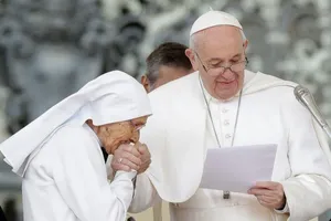 Giáo hoàng Francis đã cho phép tín đồ hôn lên nhẫn ngài