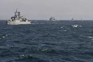 Tàu hải quân Nga hộ tống tàu chiến NATO trên Biển Đen