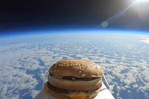 Youtuber đưa bánh Big Mac lên trời…để ăn thử
