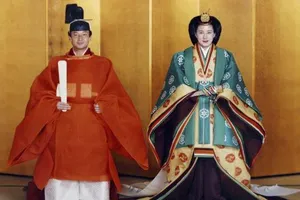 Thái tử Naruhito và Thái tử phi Masako trong trang phục vương triều truyền thống. Ảnh: BBC