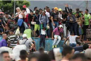 Người dân Venezuela tìm nhiều cách sang Colombia