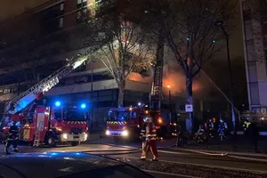 Nổ lớn rung chuyển Paris