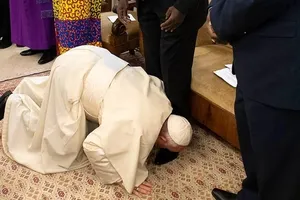 Đức Giáo Hoàng Francis hôn chân các vị lãnh đạo Nam Sudan