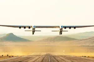 Siêu máy bay hai thân khổng lồ lần đầu cất cánh 