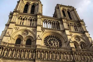 So sánh Nhà thờ Đức Bà Paris trước và sau vụ cháy