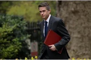 Rò rỉ thông tin về Huawei, Bộ trưởng Quốc phòng Anh mất chức