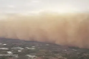 Kinh hoàng bão bụi khổng lồ ở Úc