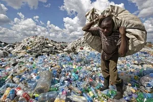 Một người đàn ông đang nhặt rác ở Nairobi, Kenya. Ảnh: AP