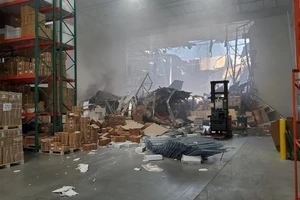 Chiến đấu cơ F-16 đâm vào kho hàng ở Mỹ có mang vũ khí