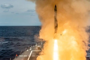 Người dân Seoul xem một chương trình tin tức cho thấy đoạn phim về vụ phóng tên lửa của Triều Tiên. Nước này đã bắn một số tên lửa tầm ngắn không xác định ngoài khơi bờ biển phía đông, theo quân đội Hàn Quốc. Ảnh: Associated Press.