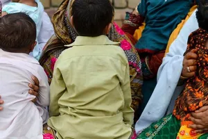 Phụ nữ Pakistan bế con nhiễm HIV khi họ tập trung tại một ngôi nhà ở làng Wasayo, Rato Dero, quận Larkana của tỉnh miền nam Sindh vào ngày 8-5 năm 2019. Ảnh: CNN