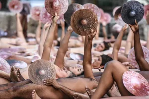 Đông đảo phụ nữ khỏa thân biểu tình chống lại mạng xã hội