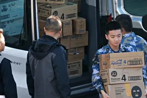 Thăm Úc, thuỷ thủ Trung Quốc tranh thủ gom sữa bột về làm quà