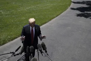 Tổng thống Trump hoãn thỏa thuận với Trung Quốc