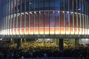 Bạo động ở Hong Kong, đám đông đập phá Hội đồng lập pháp