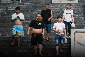 Trung Quốc ra luật phạt hành vi ‘phơi bày bừa bãi cơ thể’ 