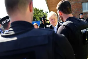 Tân thủ tướng Anh hứa tăng cường lực lượng cảnh sát