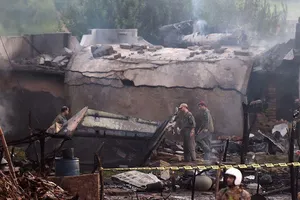 Máy bay quân sự Pakistan rơi xuống khu dân cư, 17 người chết