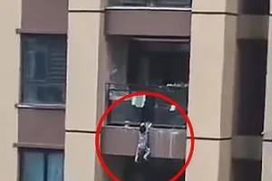 Cảnh tượng đứng tim khi bé trai 3 tuổi rơi từ lầu 6 chung cư