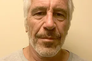 Tỉ phú ấu dâm Jeffrey Epstein tự sát trong tù 
