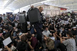 Hong Kong: Phẫn nộ, khóc khi không được bay vì biểu tình lớn