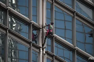 'Người nhện' leo nhà chọc trời ở Hong Kong, kêu gọi hòa bình